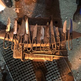 Geschmiedete Messer auf dem Amboss